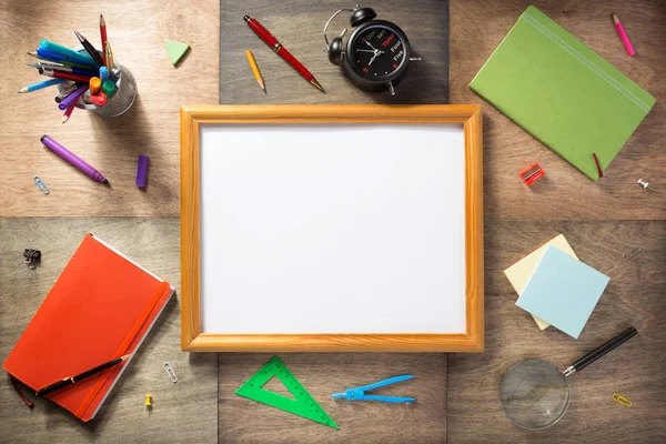 Schoolbenodigdheden Accessoires Bij Houten Achtergrond — Stockfoto