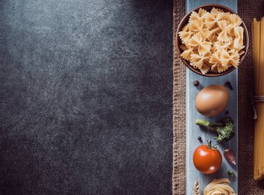 Makarna ve gıda madde koyu arka plan üzerinde
