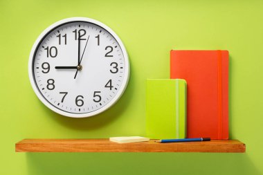 Defter ve duvar raf duvar arka plan yüzeyi tarih saat