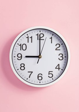 arka plan yüzeyde duvar saati