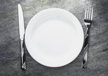 plaka, bıçak ve çatal tablo arka plan üzerinde