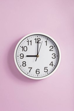arka plan yüzeyde duvar saati