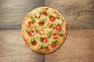 Margarita pizza ahşap masa, üstten görünüm