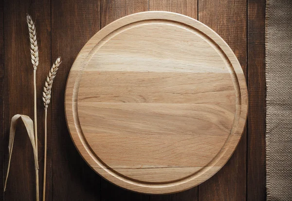 Αυτιά Του Σίτου Και Cutting Board Ξύλινο Φόντο — Φωτογραφία Αρχείου