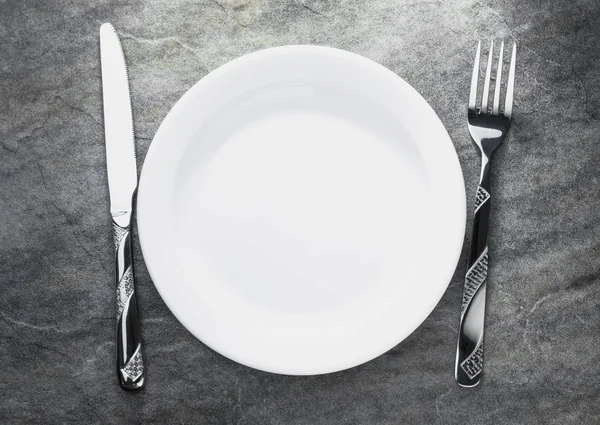 plaka, bıçak ve çatal tablo arka plan üzerinde