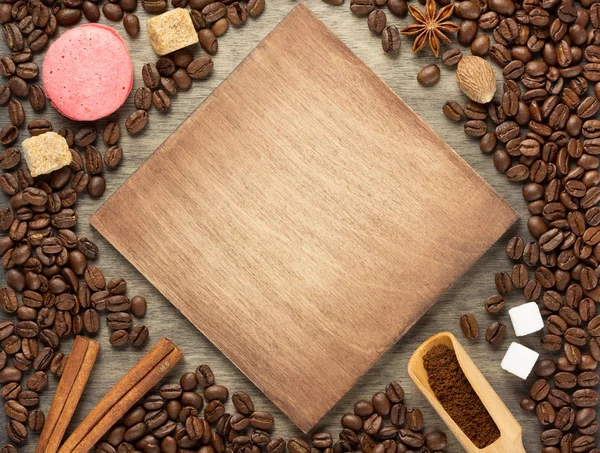 木製の背景 上面のコーヒー豆 — ストック写真