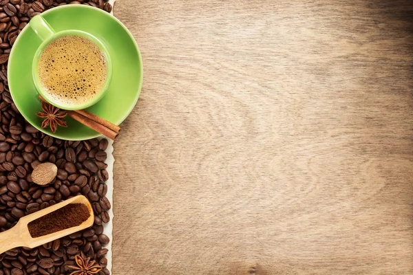 fincan kahve ve fasulye ahşap arka plan, üstten görünüm