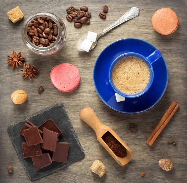 Kopje Koffie Bonen Houten Achtergrond Bovenaanzicht — Stockfoto