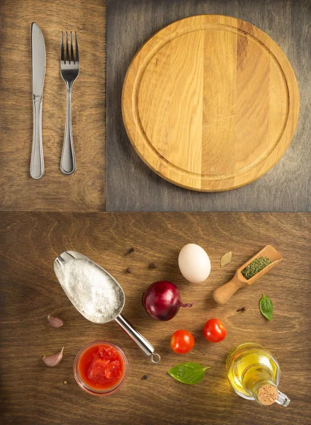 재료와 테이블 평면도에서 피자와 향신료 — 스톡 사진