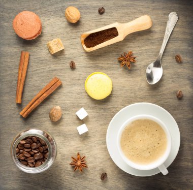 fincan kahve ve fasulye ahşap arka plan, üstten görünüm