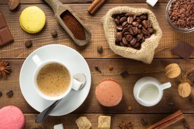 fincan kahve ve malzemeler ahşap arka plan, üstten görünüm, fasulye ile