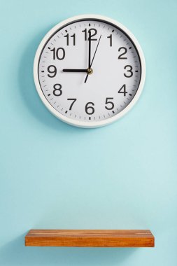 arka plan yüzeyde duvar saati