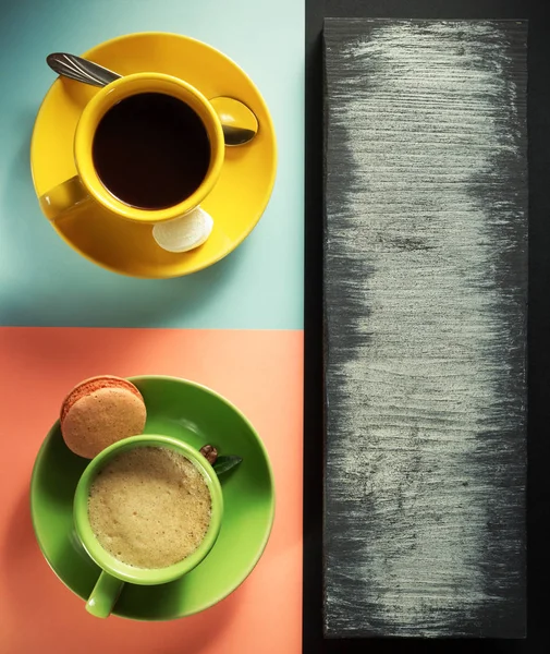 Tasse Kaffee Und Tee Vor Buntem Hintergrund Draufsicht — Stockfoto