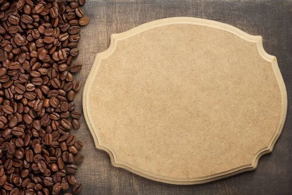 咖啡概念豆和标志板在木质背景 顶部视图 — 图库照片