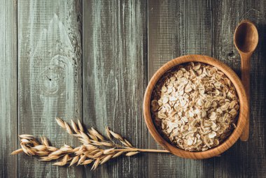 yulaf ahşap zemin üzerinde kulakları