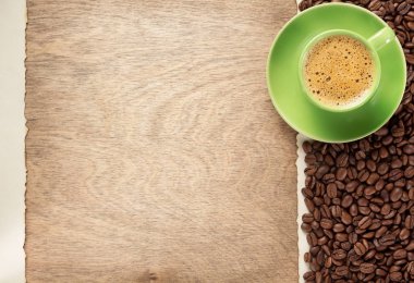 kahve çekirdekleri ve Kupası ahşap arka plan, üstten görünüm üzerinde uçan daire ile