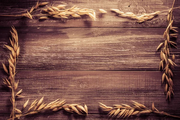 木製の背景に麦の穂 — ストック写真