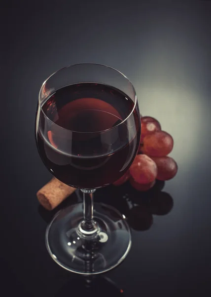 Ποτήρι Κρασί Και Σταφύλια Μαύρο Φόντο — Φωτογραφία Αρχείου