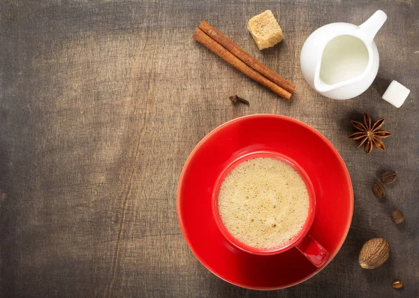 kahve kavramı, kupa ve baharat ahşap arka plan, üstten görünüm