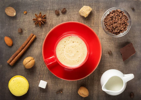 kahve kavramı, kupa ve baharat ahşap arka plan, üstten görünüm