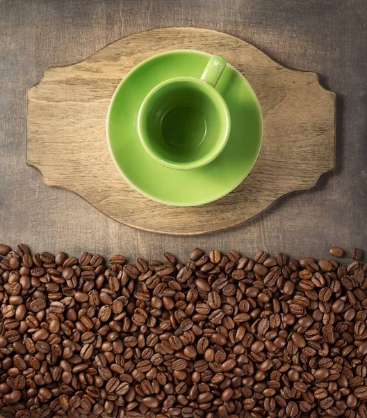 咖啡概念 杯子和豆类在木质背景 顶部视图 — 图库照片