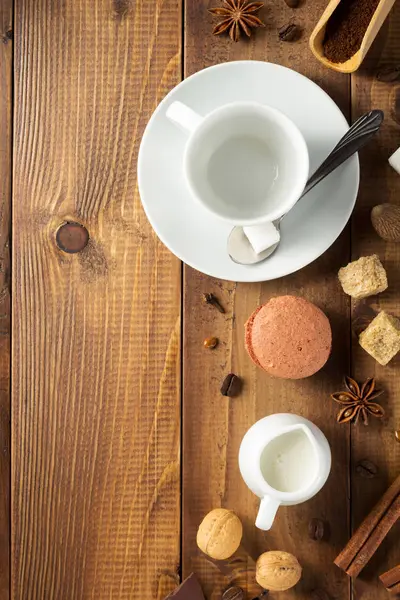 空一杯のコーヒーと木製の背景 トップ ビューでの食材 — ストック写真