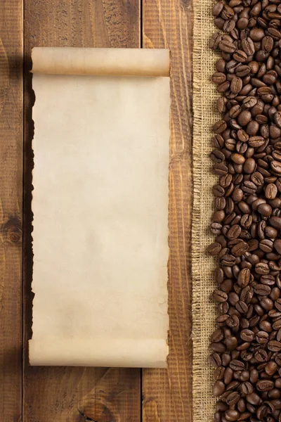 木製の背景 上面の Hessian 黄麻布の袋のコーヒー豆 — ストック写真