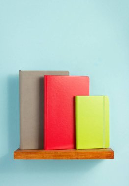 Not defteri ve kitap raf duvar arka plan yüzeyi