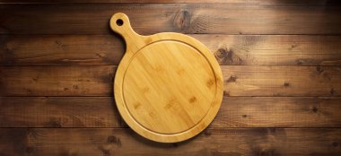 Pizza veya ekmek kesme tahtası ahşap masa, üstten görünüm