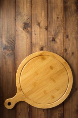 Pizza veya ekmek kesme tahtası ahşap masa, üstten görünüm