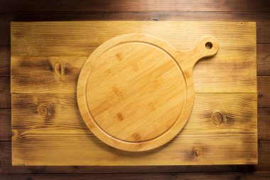 Pizza veya ekmek kesme tahtası ahşap masa, üstten görünüm