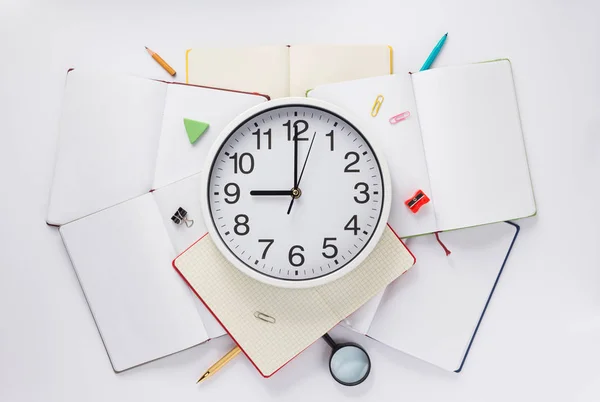 Accesorios Escuela Reloj Pared Cuaderno Libro Con Páginas Vacías Vista —  Fotos de Stock