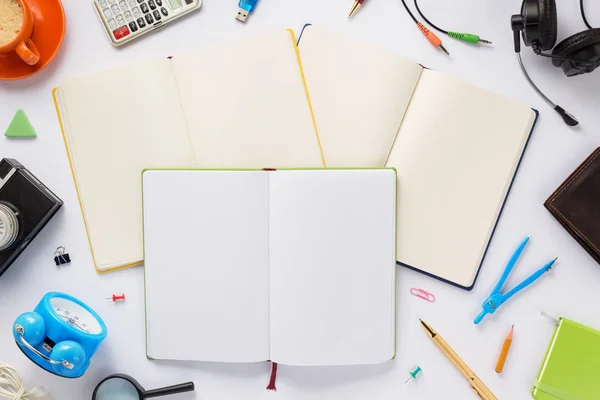 Accesorios Escuela Cuaderno Libro Con Páginas Vacías Sobre Fondo Blanco —  Fotos de Stock