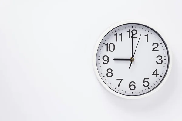 白い背景に 平面図の壁時計 — ストック写真