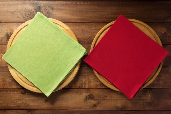 比萨切板和餐巾布在木桌上 顶部视图 — 图库照片
