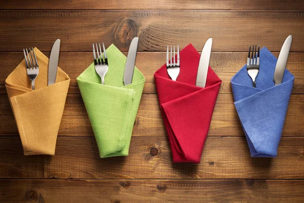 bıçak ve çatal peçeteye ahşap arka plan, üstten görünüm