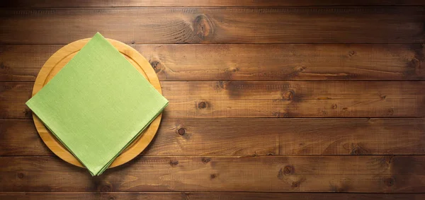 木製のテーブル トップ ビューでのピザやパンのカッティング ボードとナプキン布 — ストック写真