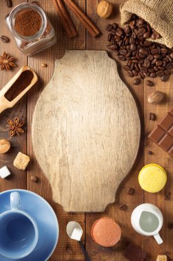 kahve kavramı, kupa ve fasulye ahşap arka plan, üstten görünüm