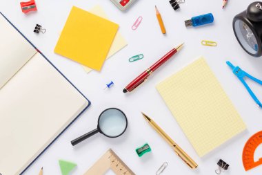 Okul aksesuarları ve açık defter veya beyaz arka plan, üstten görünüm, boş sayfaları kitap