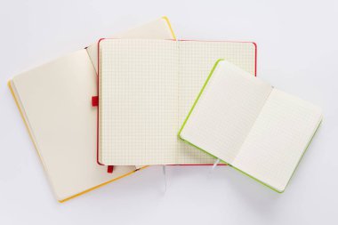 Beyaz arka planda, üstten görünüm boş sayfaları ile işaretli Not defterini açın