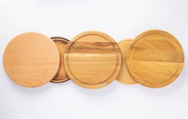 Beyaz arka plan, üstten görünüm, ahşap pizza veya ekmek kesme tahtası