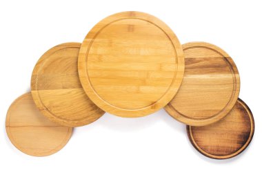 Beyaz arka plan, üstten görünüm, ahşap pizza veya ekmek kesme tahtası