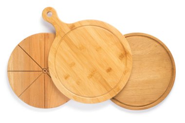 Beyaz arka plan, üstten görünüm, ahşap pizza veya ekmek kesme tahtası