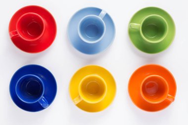 boş bardak ve tabak beyaz arka planda, üstten görünüm