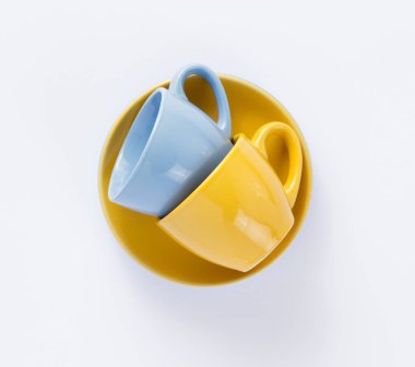 boş bardak ve tabak beyaz arka planda, üstten görünüm