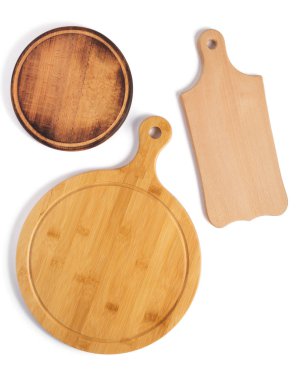 Beyaz arka plan, üstten görünüm, ahşap pizza veya ekmek kesme tahtası