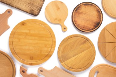 Beyaz arka plan, üstten görünüm, ahşap pizza veya ekmek kesme tahtası