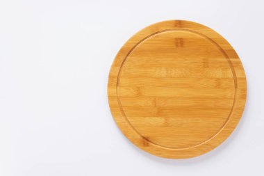 Beyaz arka plan, üstten görünüm, ahşap pizza veya ekmek kesme tahtası