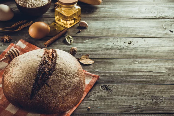 Brot Und Backwaren Auf Holz Hintergrund — Stockfoto