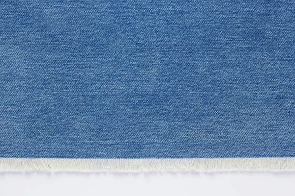 蓝色牛仔裤粗斜纹棉布在白色背景 顶视图 — 图库照片